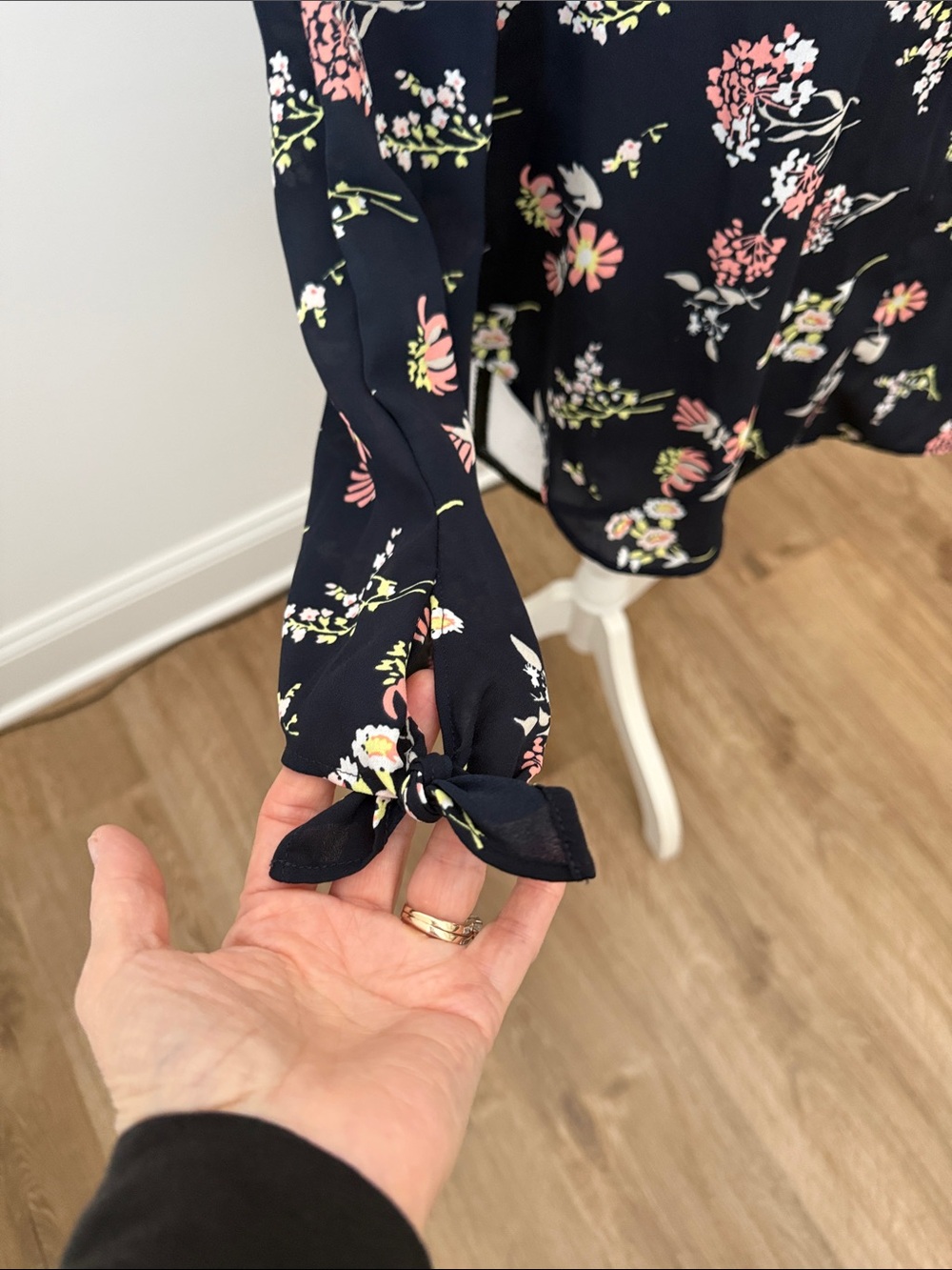 Ann Taylor Printed Navy Floral Long-Sleeve Women's Blouse - Picture 3 of 10